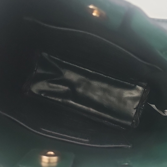 Elegant Dark Green Croc-Embossed Shoulder Bag - Picture 5 of 9